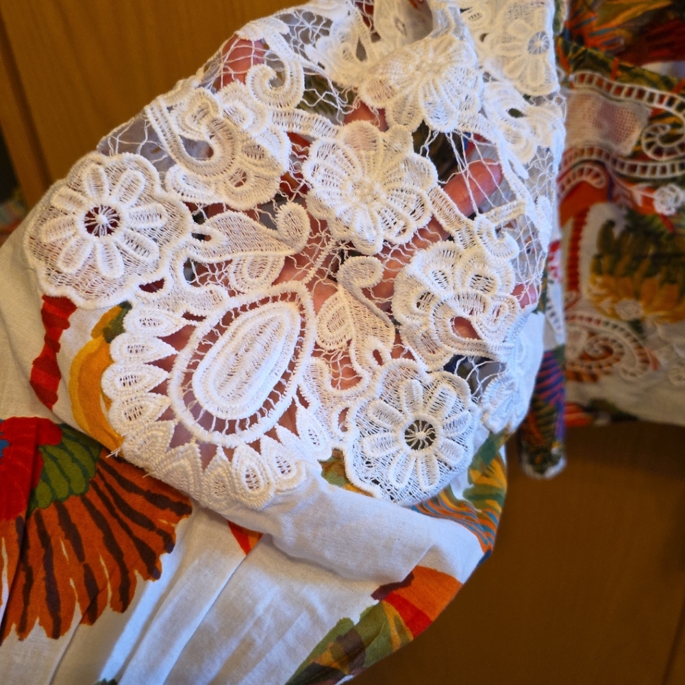 Farm Rio Women's Multicolor Floral Top Sz M NWT.  Macaw Floral Artsy Boho Beachy - Picture 3 of 9